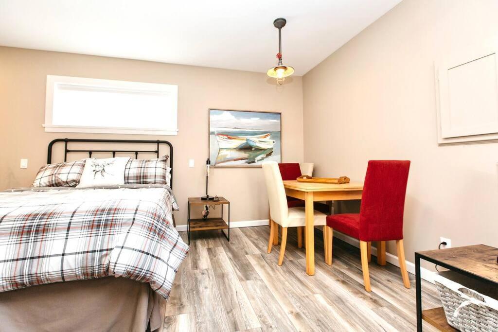 Raincoast Retreat At Shawnigan Lake! ภายนอก รูปภาพ