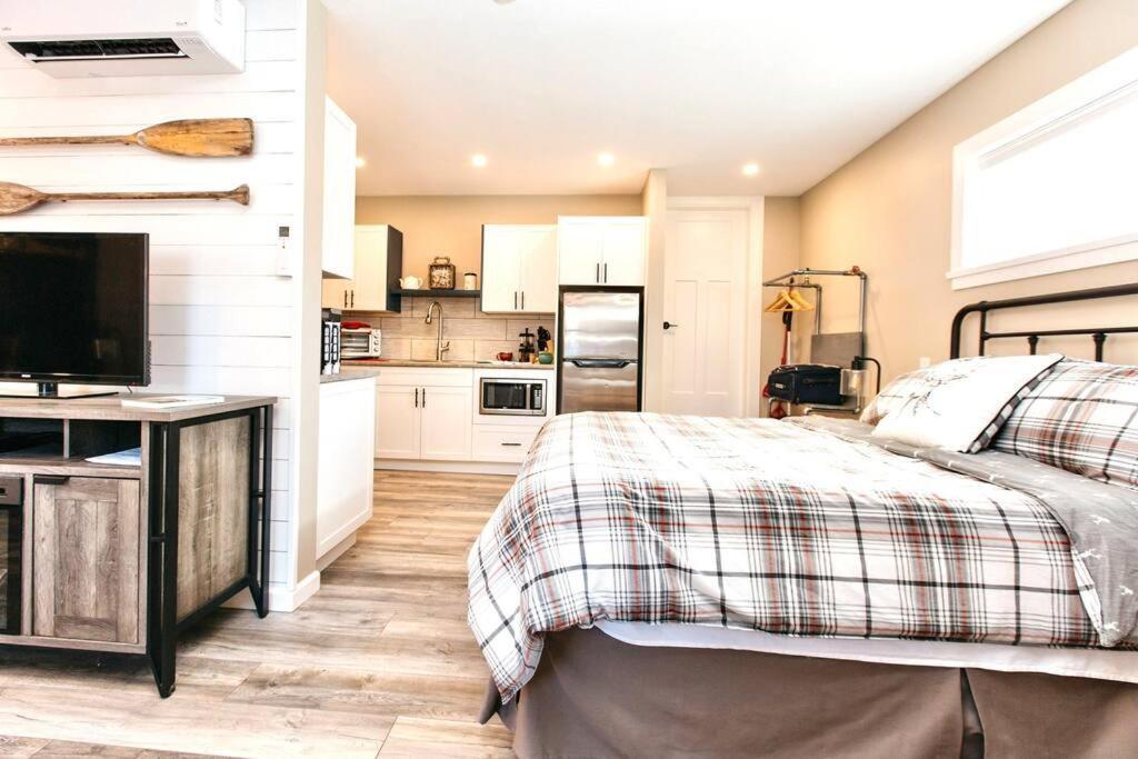 Raincoast Retreat At Shawnigan Lake! ภายนอก รูปภาพ